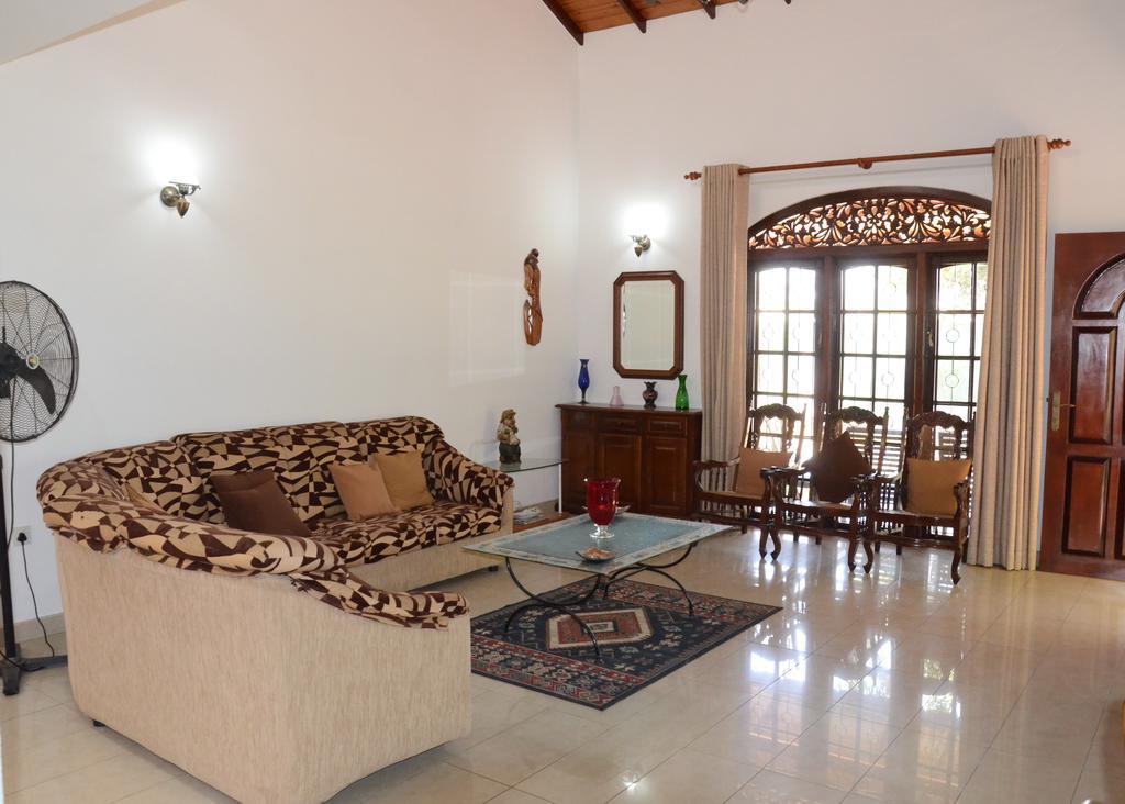 Gondolas Holiday Lanka Ragama Екстериор снимка