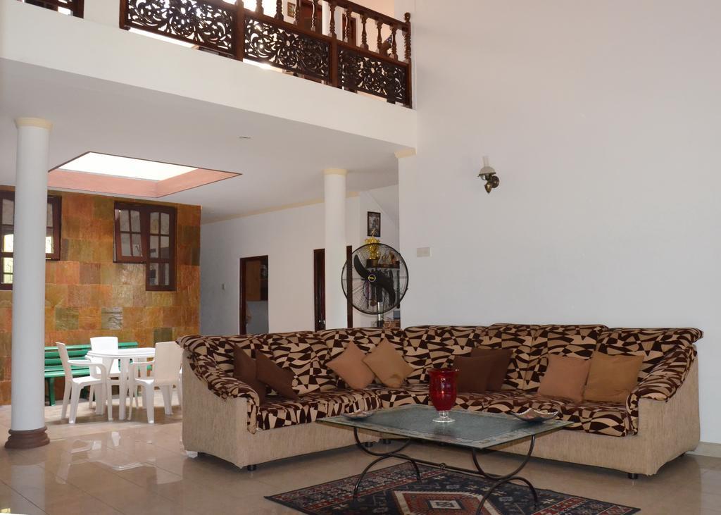 Gondolas Holiday Lanka Ragama Екстериор снимка