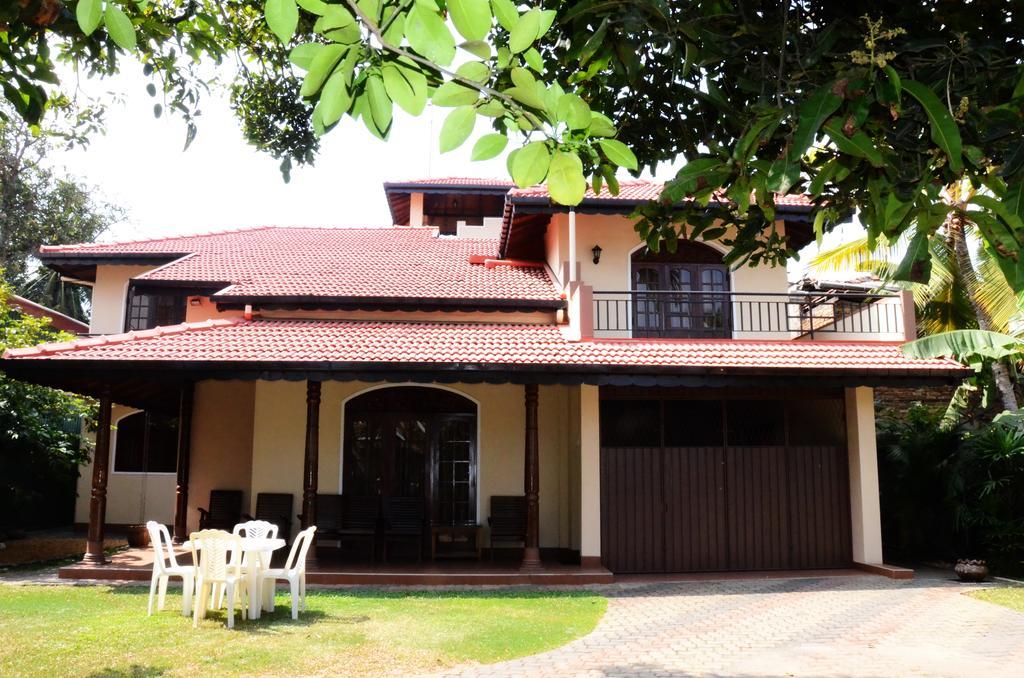 Gondolas Holiday Lanka Ragama Екстериор снимка