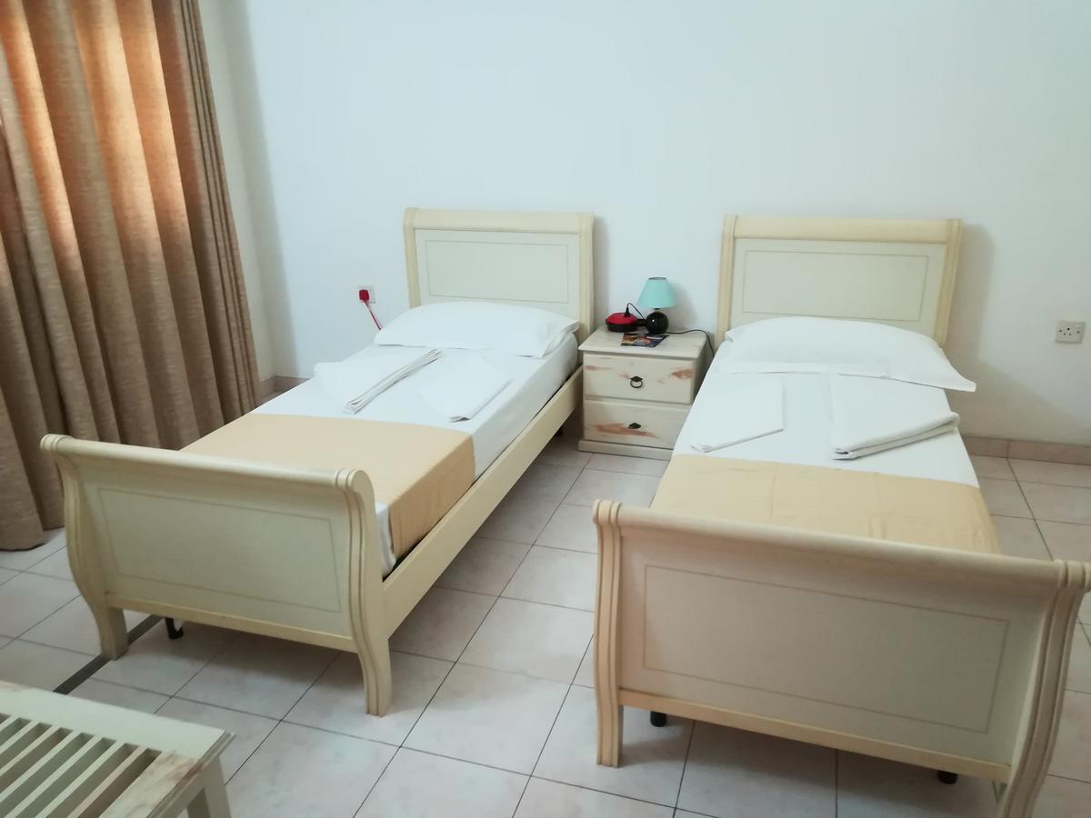 Gondolas Holiday Lanka Ragama Екстериор снимка